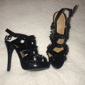 Black stilettos studs